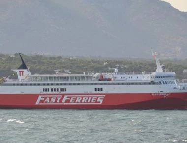 «Fast Ferries Andros»: Μηχανική βλάβη εν πλω - Επιστρέφει άρον άρον στη Ραφήνα